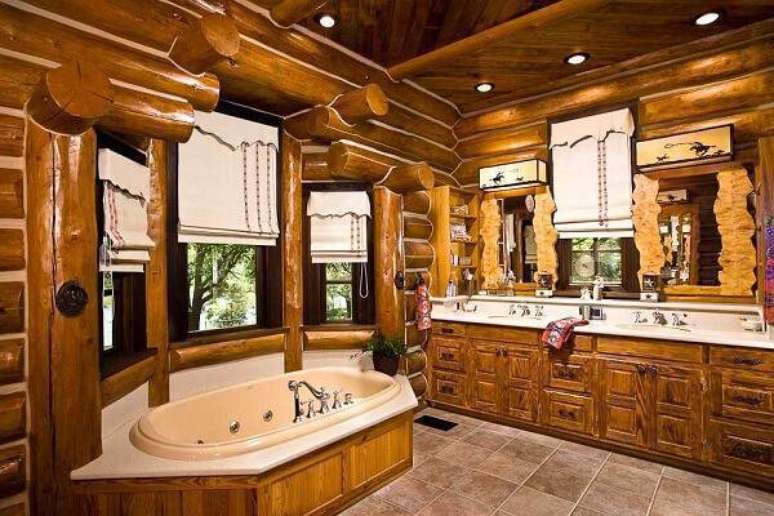 16. Armário de madeira para banheiro extenso com inúmeras gavetas. Fonte: Pinterest