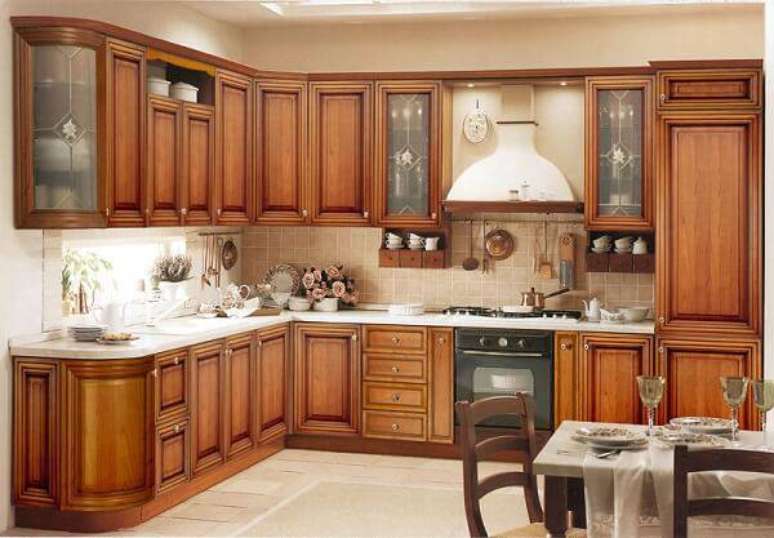 2. O armário de madeira rústica transmite conforto aos ocupantes da cozinha. Fonte Residence Style