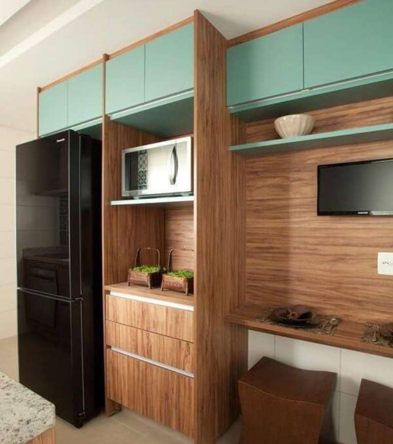 20. Arm&aacute;rio de madeira para cozinha planejado facilita a organiza&ccedil;&atilde;o do espa&ccedil;o. Projeto por Liliana Zenaro