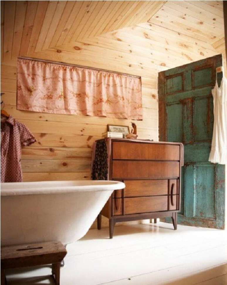 22. O armário de madeira trouxe um toque especial para o banheiro. Fonte: Blog da Tetê
