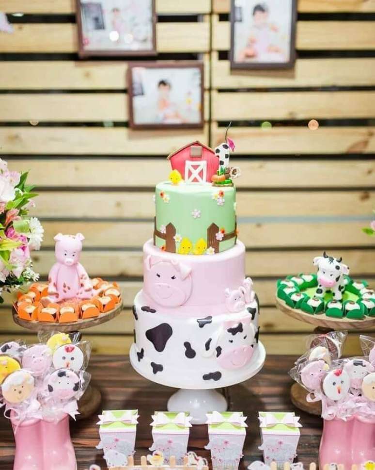 10. Lindo bolo personalizado para decoração de mesa de doces aniversário – Foto: Lary Decore