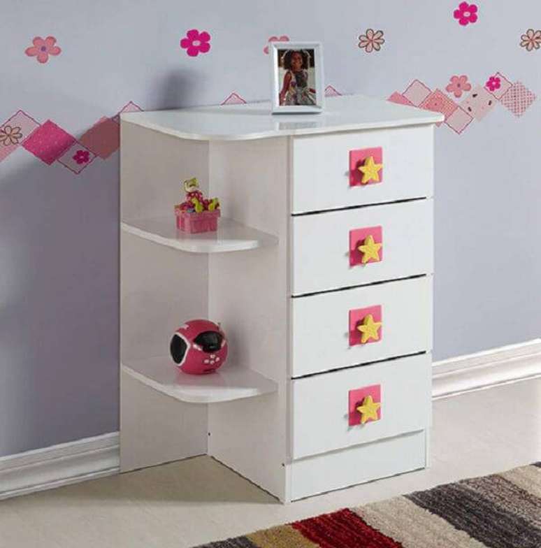 24. C&ocirc;moda infantil com puxadores de madeira em formato de estrela. Fonte: Ponto Frio