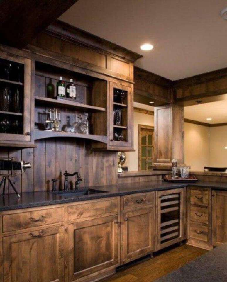 26. Arm&aacute;rio de madeira para cozinha com acabamento escuro. Fonte: Pinterest