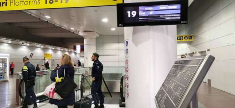 Homem esfaqueia duas pessoas em estação de Bolonha,na Itália