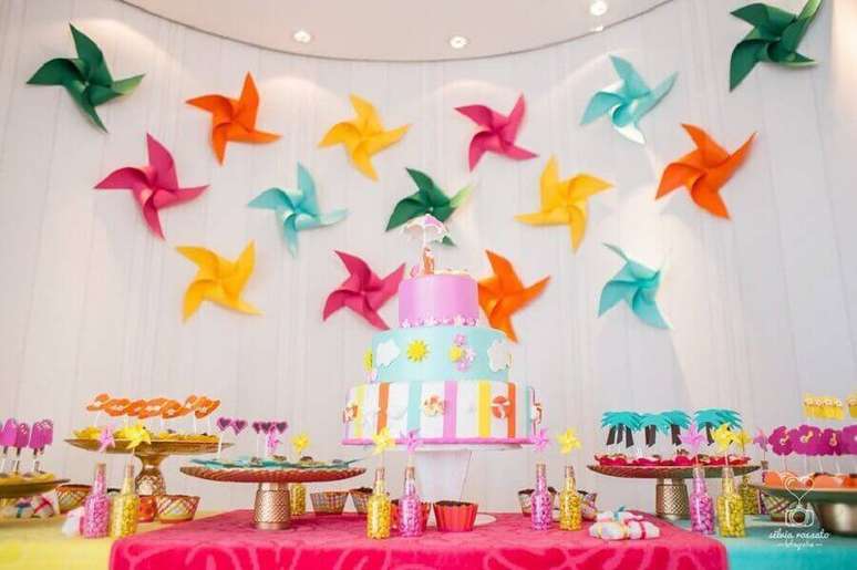 11. Decoração colorida para mesa de aniversário com tema catavento – Foto: Silvia Rossato