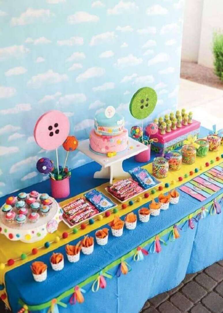 12. Decoração colorida para mesa de aniversário simples – Foto: Pinosy