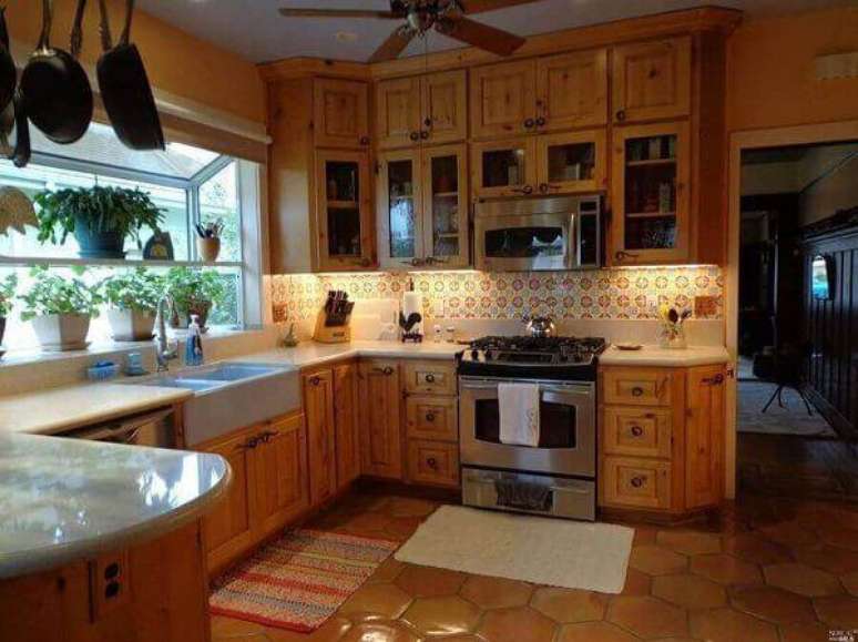 51. Armário de madeira para cozinha com iluminação embutida. Fonte: Air Freshener