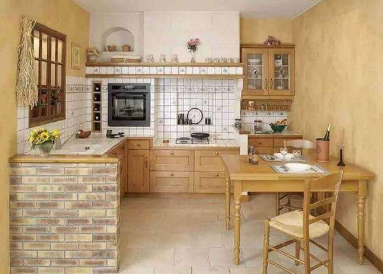 52. Arm&aacute;rio de madeira para cozinha com marcenaria clara. Fonte: Decor Ideias Casa