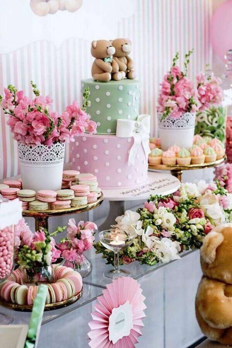 18. Linda e delicada decoração para mesa de aniversário rosa e verde com ursinhos no topo do bolo – Foto: Air Freshener