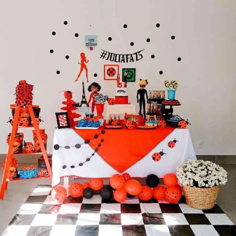 19. Decoração para mesa de aniversário simples tema Ladybug – Foto: Casa e Festa