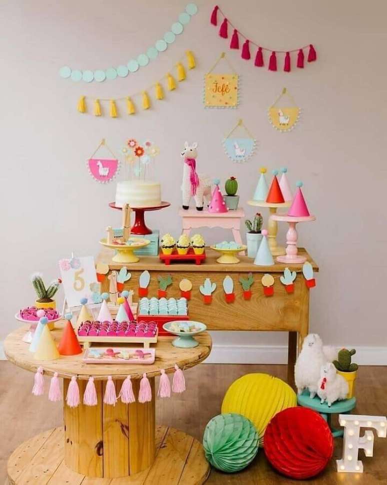 20. Decoração rústica para mesa de aniversário com detalhes coloridos – Foto: Theory Friends