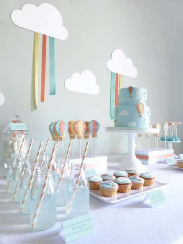 23. Escolha cores mais claras e delicadas para decorar a mesa de aniversário de bebê como o mêsversário – Foto: We Heart It