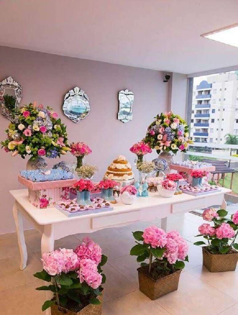 27. Linda decoração com arranjo de flores como enfeite de mesa de aniversário feminino – Foto: Tudo Especial