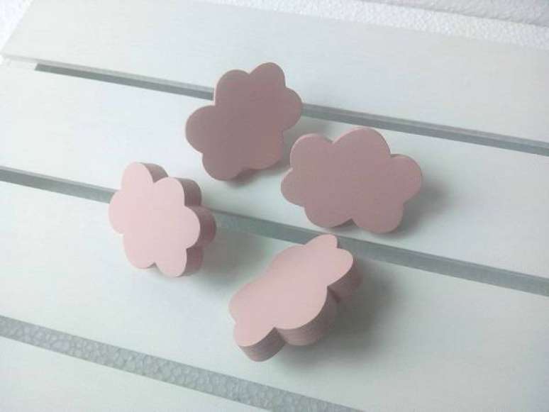 10. Modelos de puxadores de arm&aacute;rio de madeira em formato de nuvem. Fonte: Pinterest