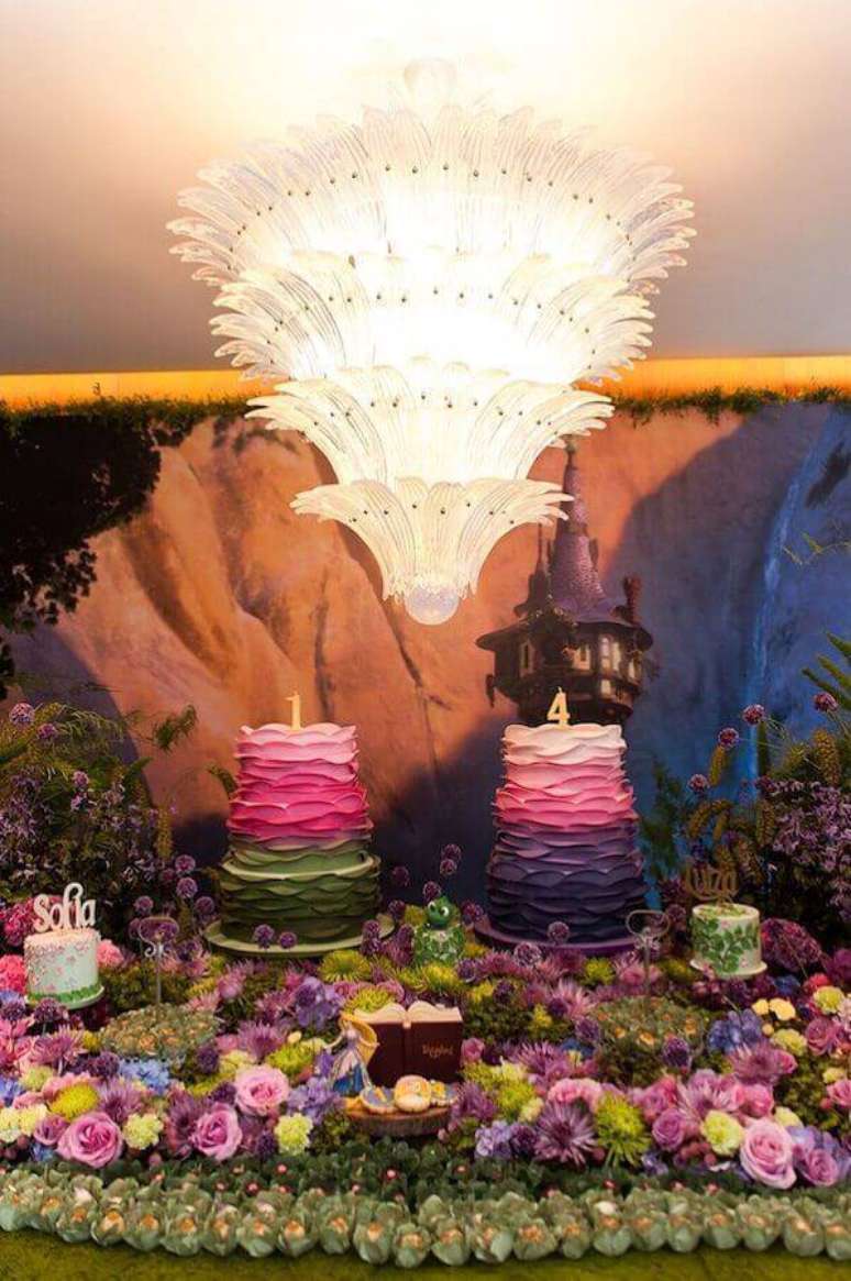 31. Linda decoração para mesa de aniversário toda colorida com dois bolos – Foto: La Nick Decor