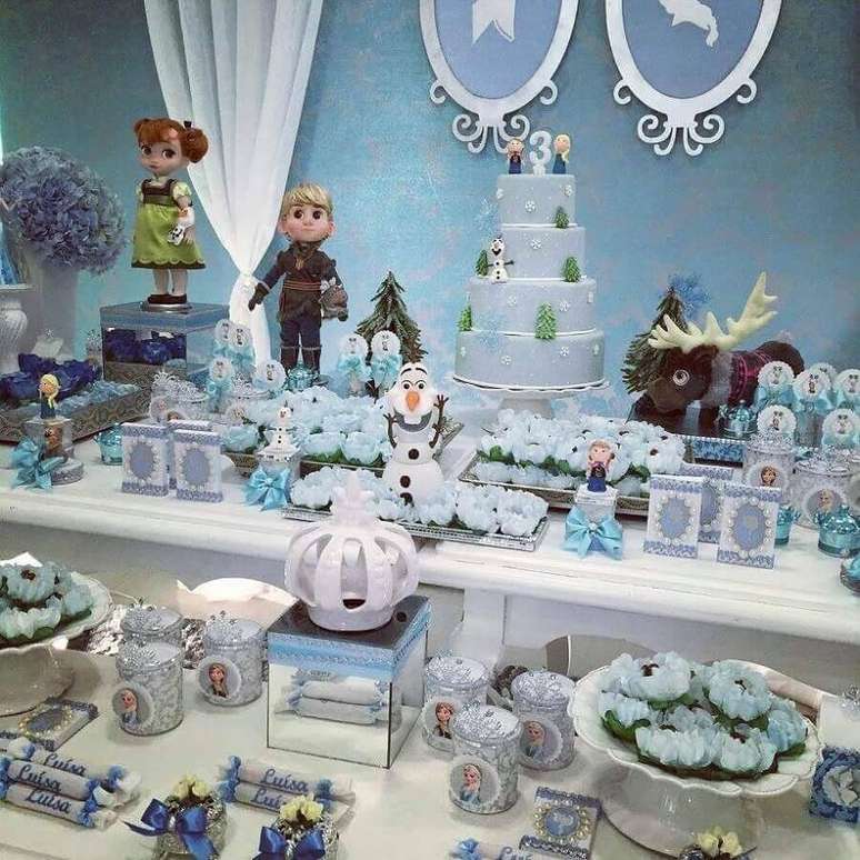 32. Linda decoração para mesa de doces aniversário com tema festa da Frozen – Foto: Daniela Ursino
