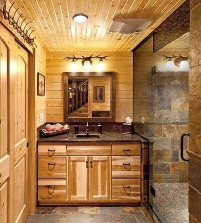 31. O armário de madeira para banheiro auxilia na organização. Fonte: Pinterest