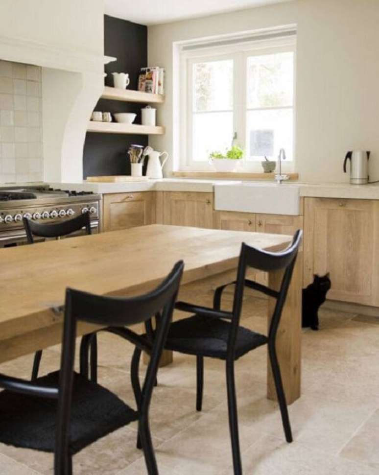 32. O arm&aacute;rio de madeira para cozinha foi feito com marcenaria clara. Fonte: Pinterest