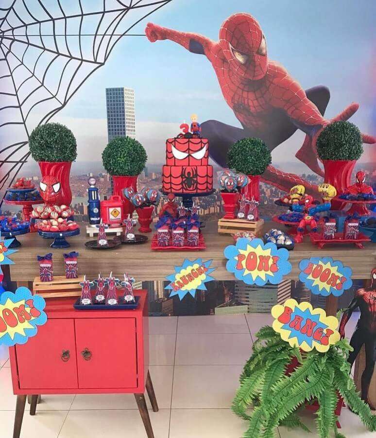 5. Decoração para festa do Homem Aranha com mesa decorada em azul e vermelho – Foto: Rafa Carvalho Festas e Eventos