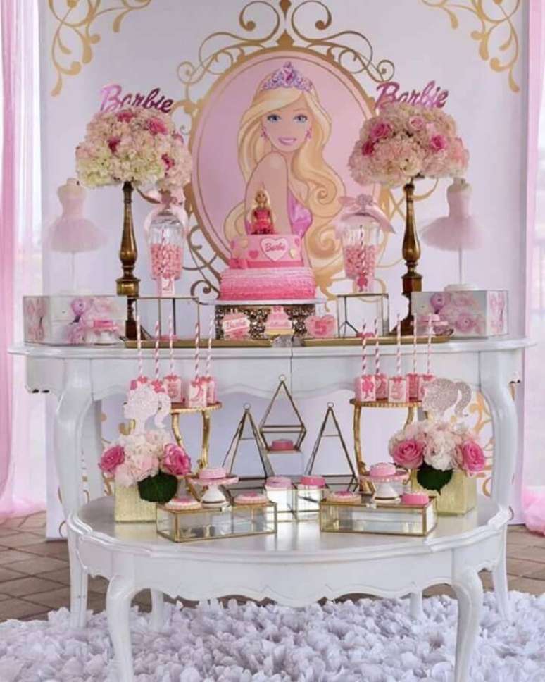 40. Mesa de aniversário decorada com tema festa da Barbie – Foto: Pinterest