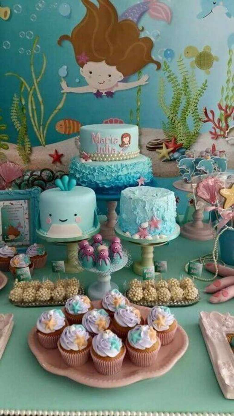 41. Você pode usar mais de um bolo decorado para a sua mesa de festa de aniversário – Foto: Air Freshener