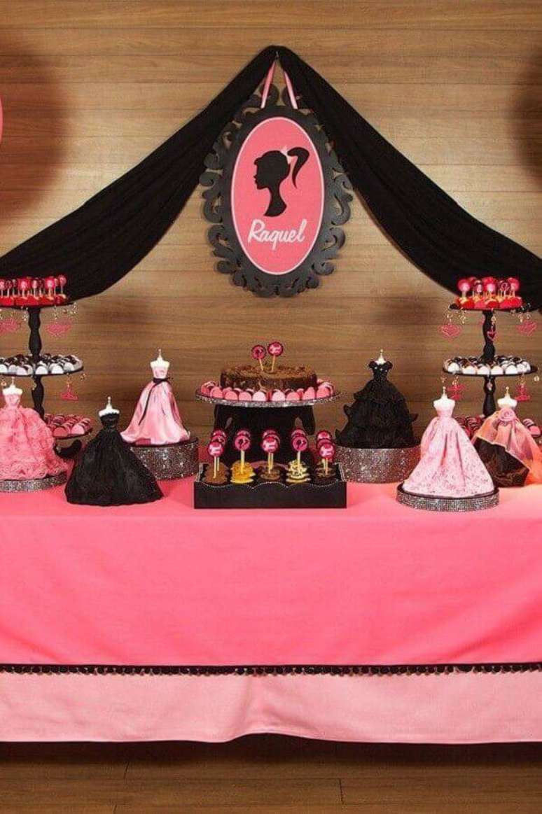 44. Mesa de aniversário decorada rosa e preta para festa da Barbie – Foto: O Cantinho da Nati