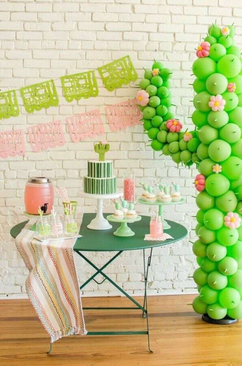 47. Delicada decoração para mesa de aniversário simples com balões em formato de cactos – Foto: Mint Event Design