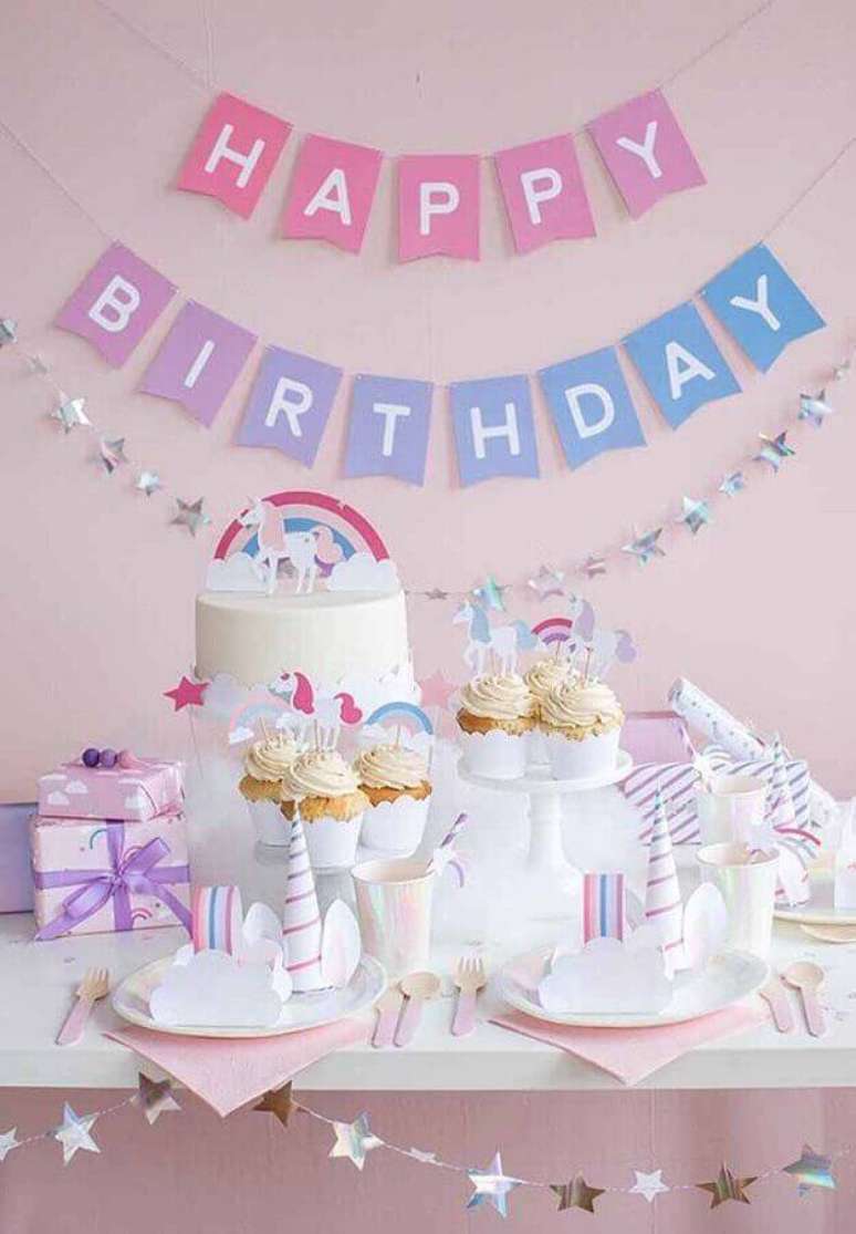 48. Mesa de aniversário simples decorada em rosa e lilás com tema unicórnio – Foto: Pinterest