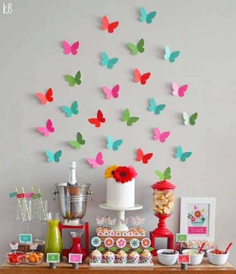 49. Mesa de aniversário simples decorada com borboletinhas de papel – Foto: Coisas da Bonfa
