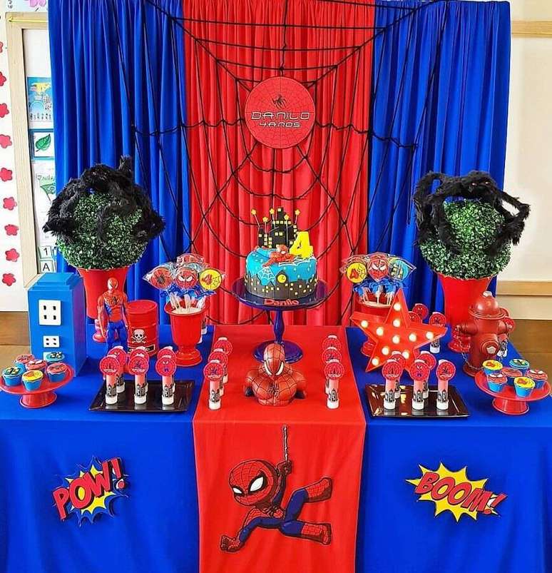50. Decoração para mesa de aniversário simples com tema Homem Aranha – Foto: School Party Salvador