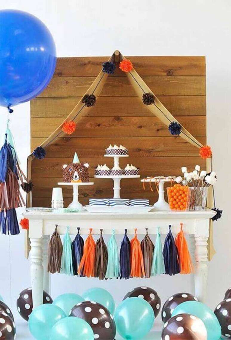 4. Decoração com balões para mesa de aniversário simples – Foto: Taylor’d Events