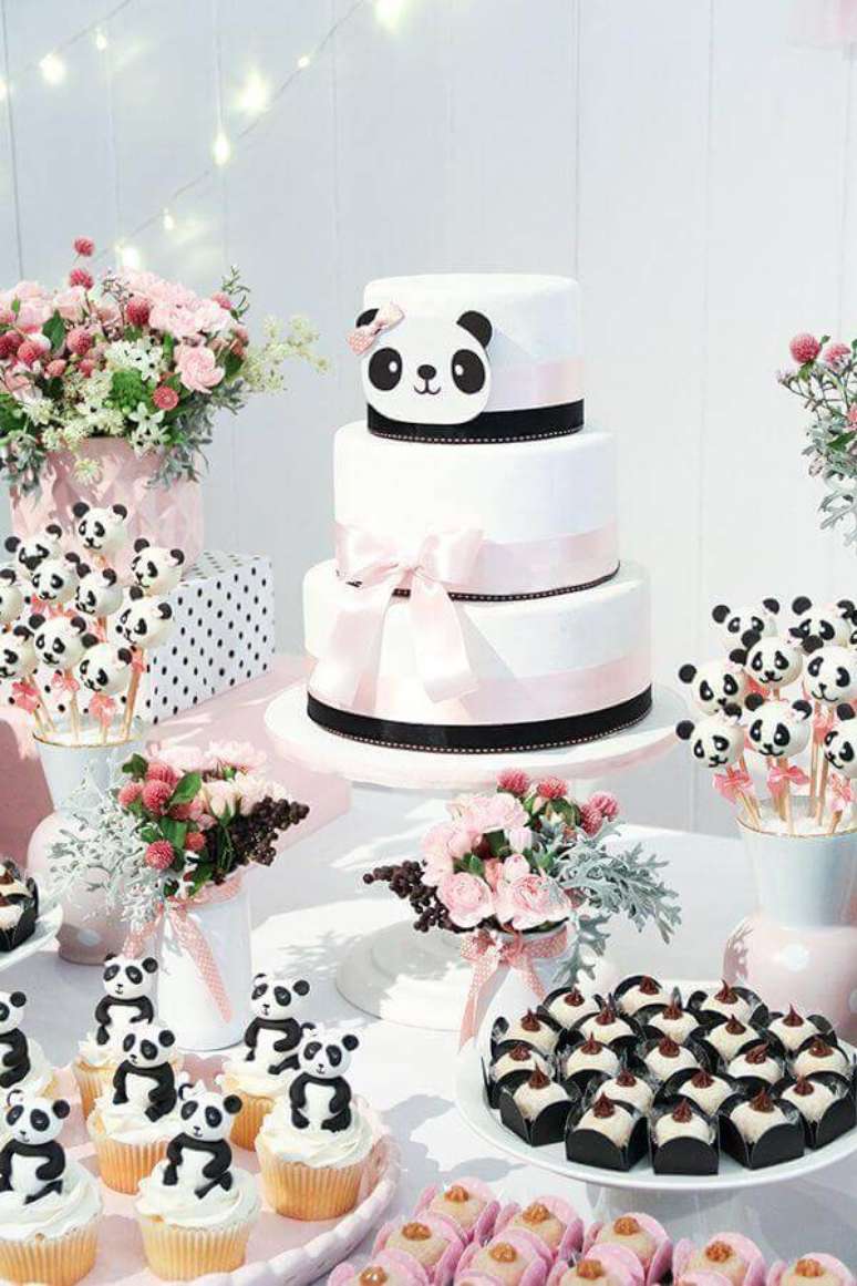 55. Delicada decoração para mesa de festa de aniversário com tema urso panda – Foto: Constance Zahn