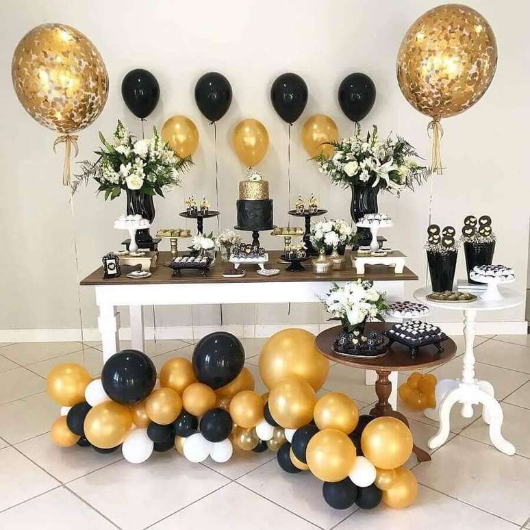 57. Mesa de festa de aniversário adulto decorada com bexigas pretas e douradas – Foto: Pinterest