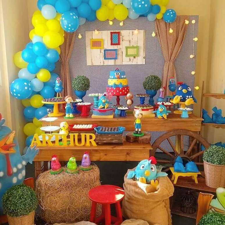 58. Mesa de festa de aniversário para festa da galinha pintadinha com decoração rústica – Foto: Madame Girê Decorações em Festa