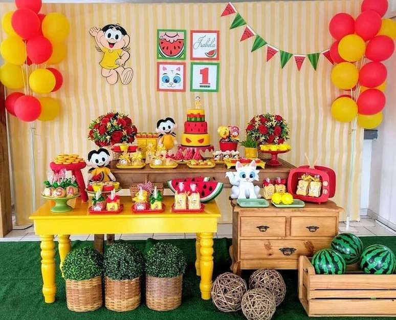 59. Mesa de festa de aniversário com tema Magali decorada em amarelo e vermelho – Foto: Pinterest