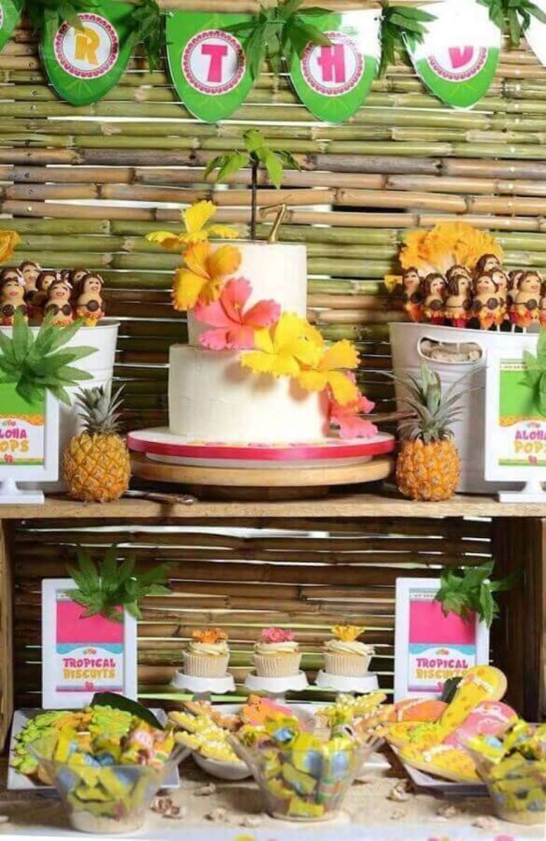 60. Festa tropical com mesa de aniversário decorada com bolo dois andares com flores – Foto: Pinterest