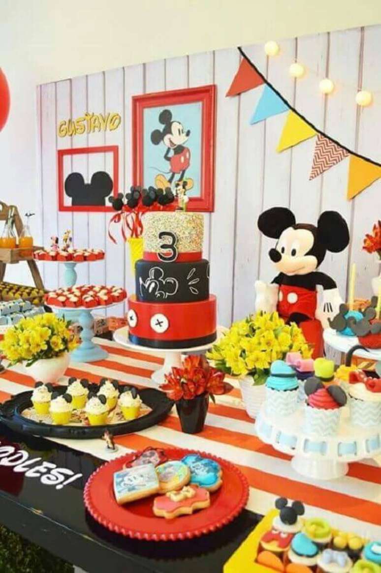 61. Invista em bolos e docinhos personalizados, pois eles fazem toda a diferença na mesa de aniversário decorada – Foto: Pinosy