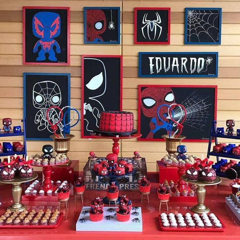 62. Ideia simples de decoração de mesa de aniversário com tema Homem Aranha- Foto: Treco Leco