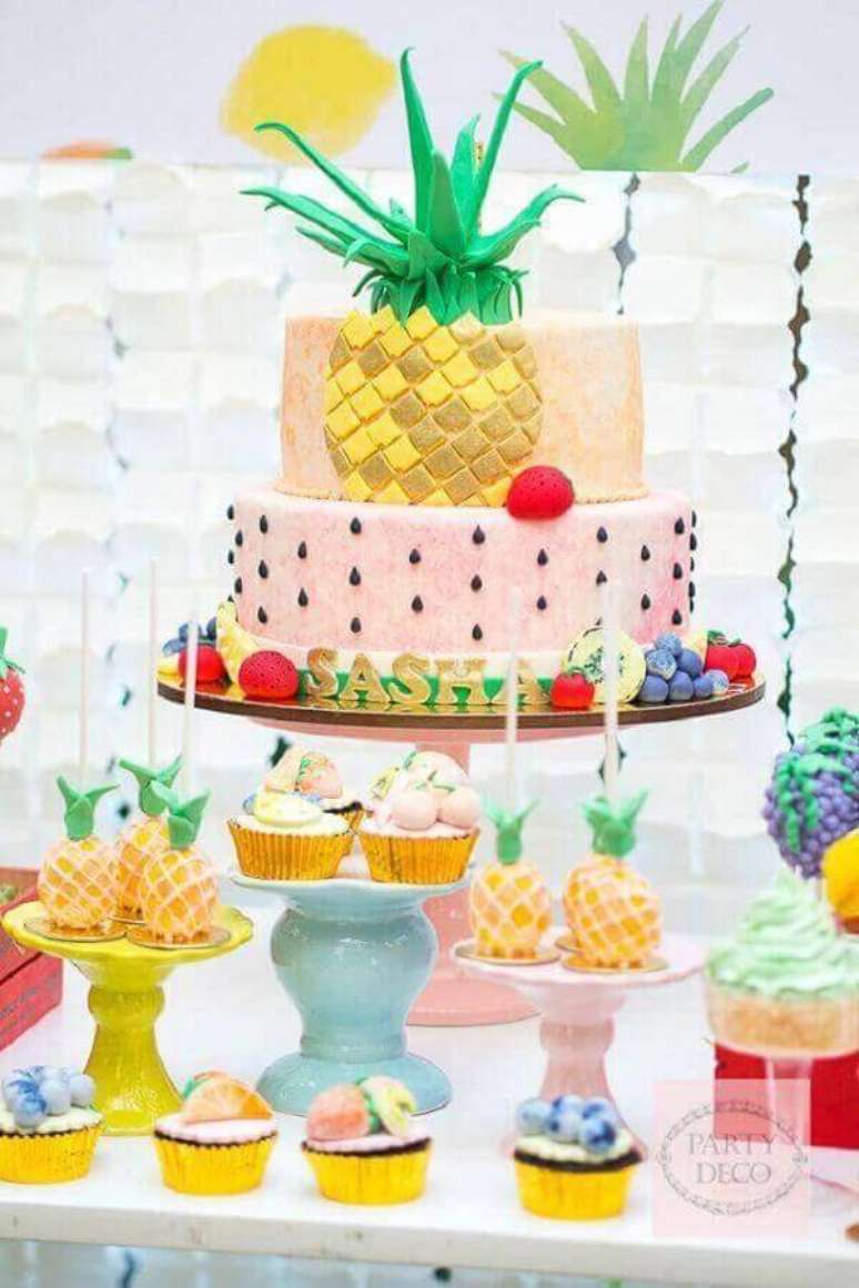 65. Lindo bolo decorado para mesa de doces aniversário para festa tema tropical – Foto: Pinterest