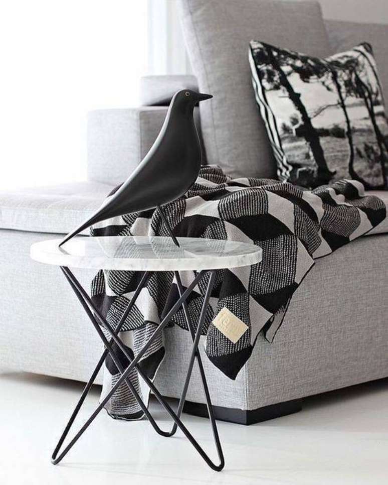 27. Optar por uma mesa de m&aacute;rmore de canto &eacute; sempre inteligente. Foto: Instagram