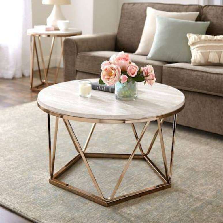 12. A base da mesa de mármore deve combinar com as pedras. Foto: Overstock