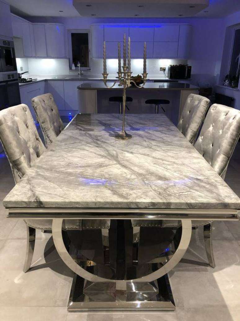 28. A mesa de mármore pode ser ainda mais chamativa. Foto: Pinterest