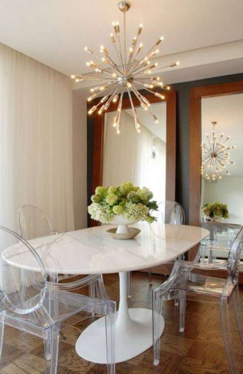 11. Estas cadeiras contrastam com a mesa de mármore. Foto: Pinterest