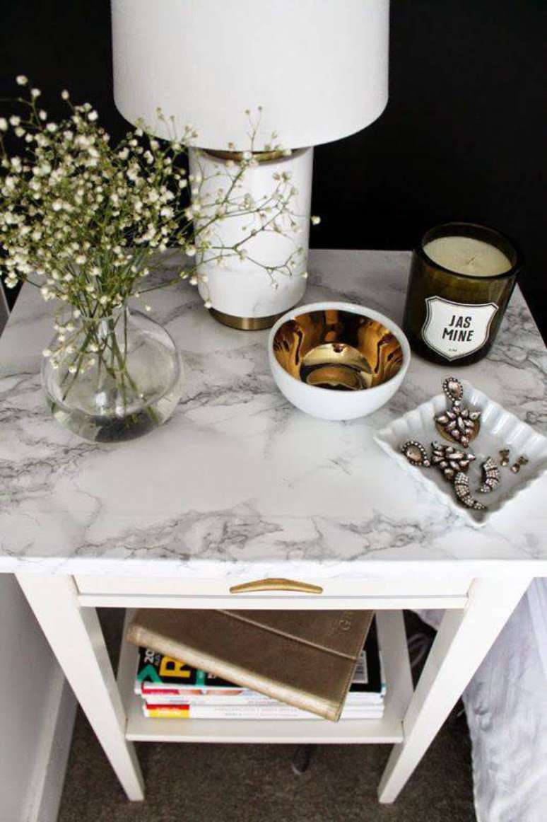 32. A mesa de m&aacute;rmore pode ser simples e ao mesmo tempo chamativa. Foto: Decora&ccedil;&atilde;o da Casa