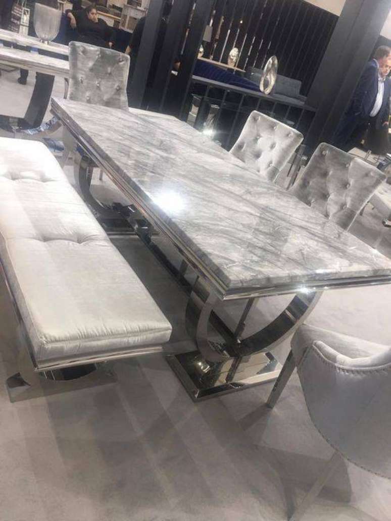 34. A mesa de mármore é perfeita quanto possui a cor certa. Foto: Unique Chic Furniture