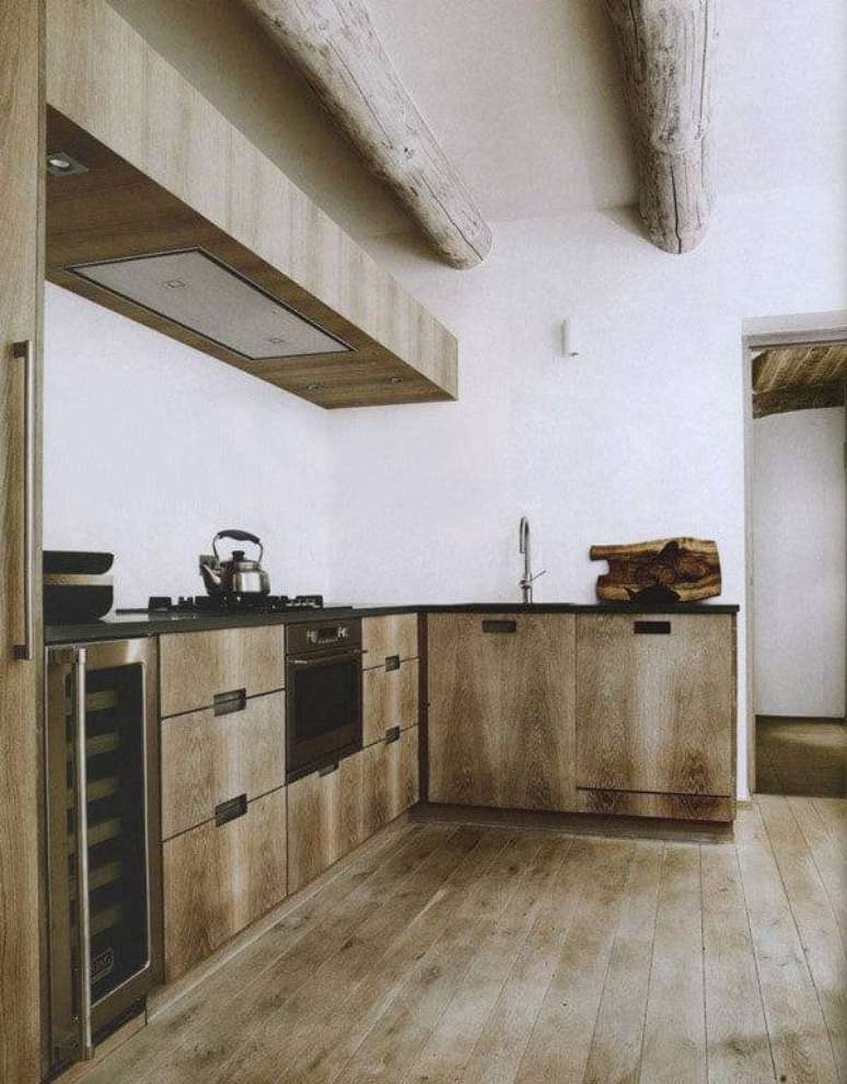 33. O armário de madeira se mistura com o acabamento do teto. Fonte: Pinterest