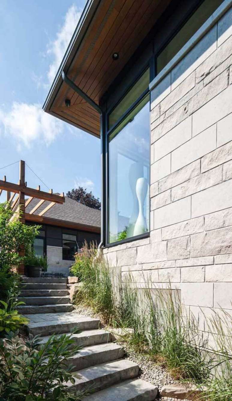 11. Pedra mineira como revestimento na entrada de casa &ndash; Por: D&eacute;cor F&aacute;cil