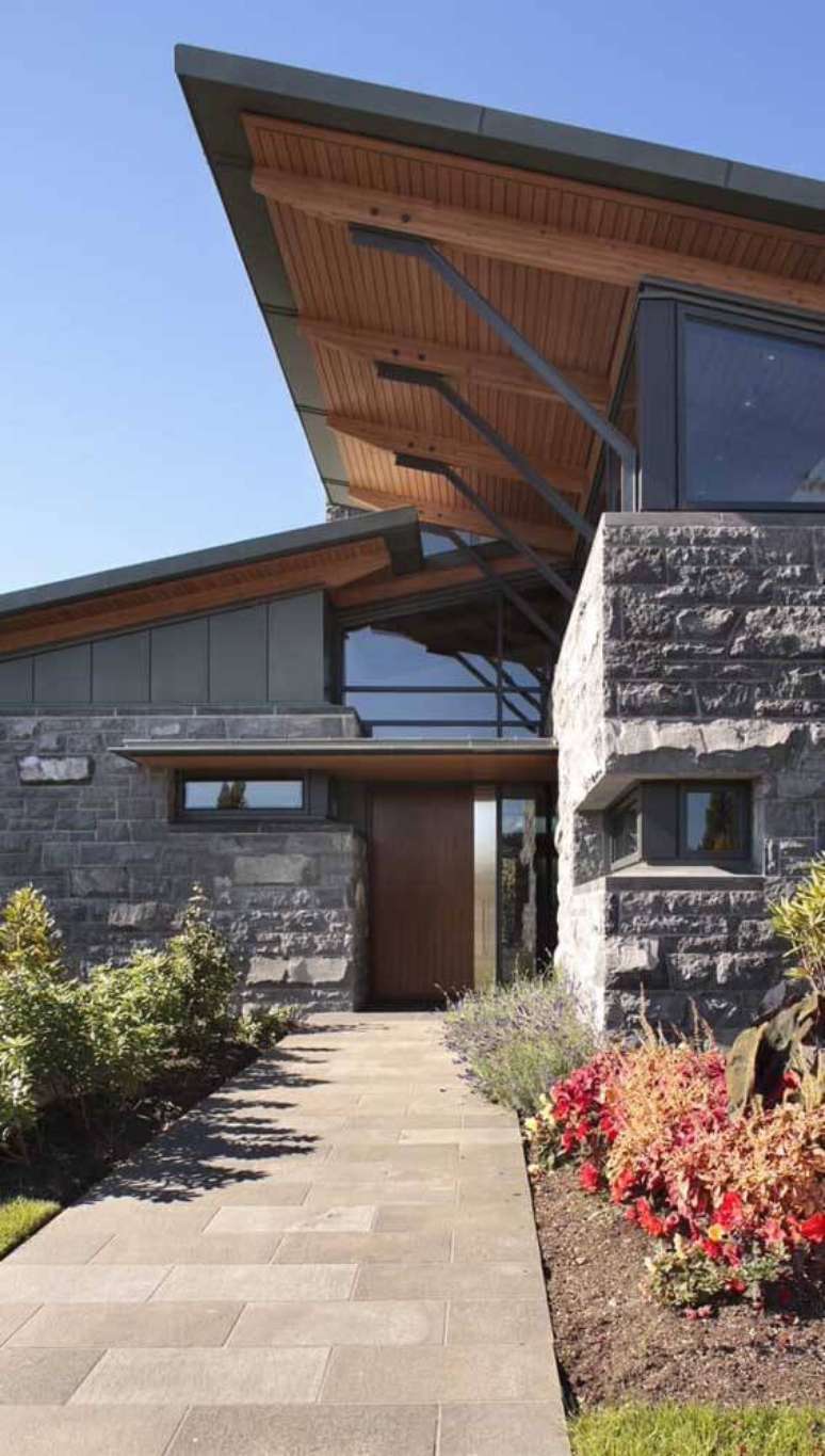 19. Pedra mineira na entrada da casa &ndash; Por: D&eacute;cor F&aacute;cil