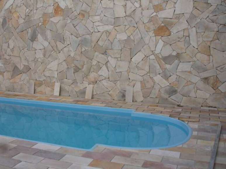 31. Revestimento da área da piscina com pedra – Por: Pedroc
