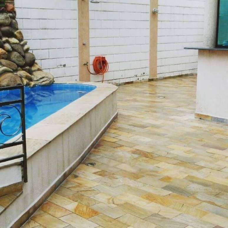 27. A &aacute;rea da piscina pode ser revestida com as pedra mineiras &ndash; Por: Para&iacute;so das pedras